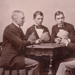 Fire drenge spiller kort